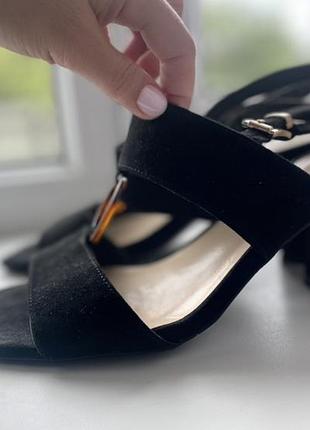 Стильні босоніжки