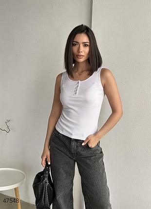 Трикотажна жіноча майка в рубчик біла