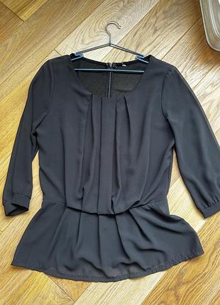 Чорна блуза на замку