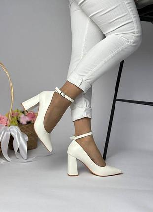 Жіночі білі туфлі з ремінцем