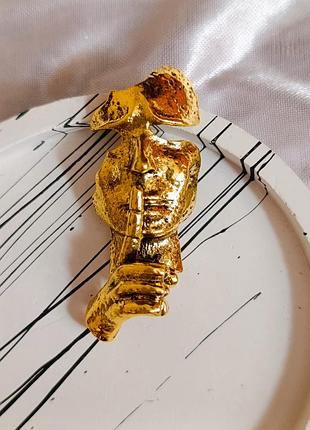 Красивая брошь в винтажном стиле маска