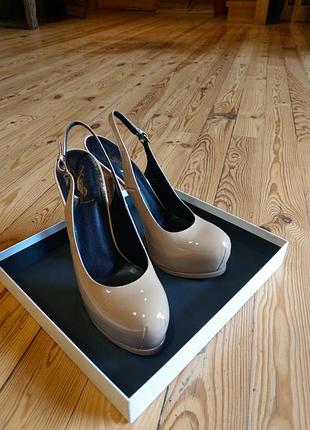Туфли из лаковой кожи на каблуке