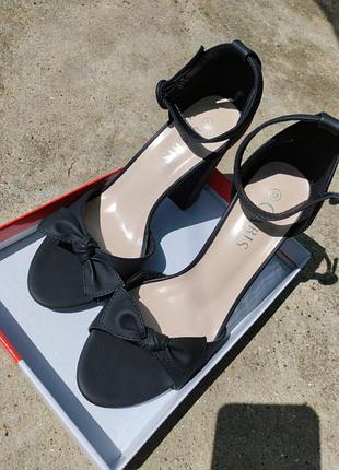 Босоножки женские на платформе, черного цвета. длина стельки соответствует размеру ноги 25,5 см. крепеж: регулируемый ремешок вокруг щиколотки.