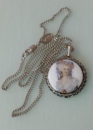 Кулон порцеляновий, деколь, ланцюжок в срібному тоні.