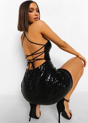 Платье в паетках бренда boohoo