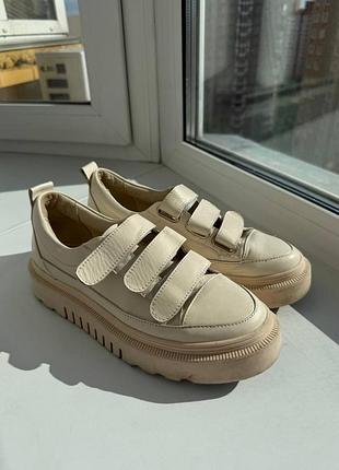 Кремові кросівки на липучках