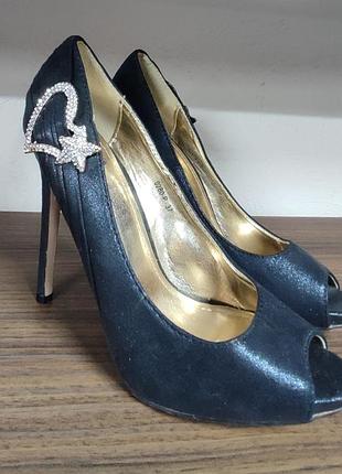 Туфли на каблуке