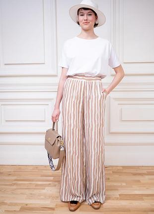 Широкі брюки в коричнево-бежеву смужку з віскози в піжамному стилі касандра