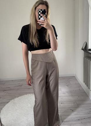 Брюки від prettylittlething