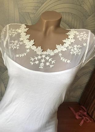 Белая футболка