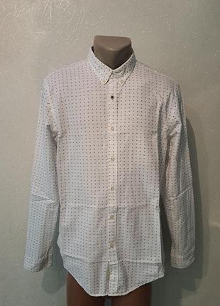 Біла сорочка з принтом, латками