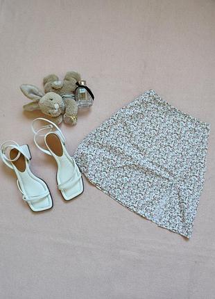 Юбка белая в цветочный принт р 34 42 xs короткая с разрезом на ножке