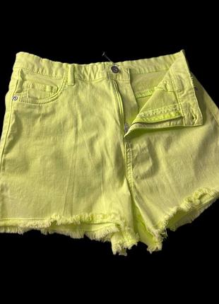 Короткие яркие шорты