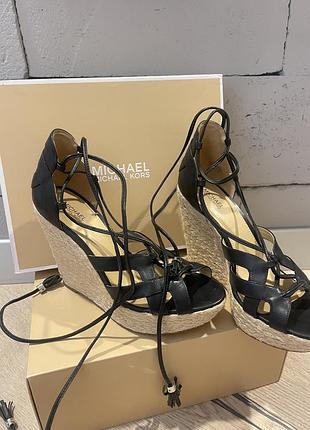 Босоніжки на платформі michael kors