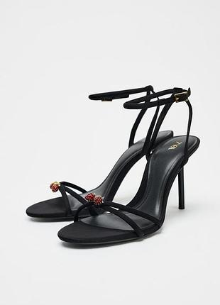 Босоніжки з перехресними ремінцями та намистинами zara