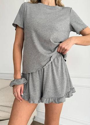 Жіноча піжама, домашній костюм на літо в рубчик футболка, резинка для волосся і шорти з рюшами