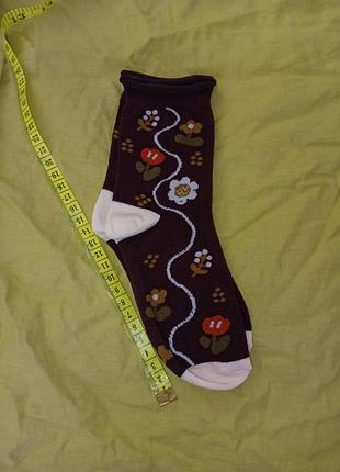 Шкарпетки коричневі з квітками білі