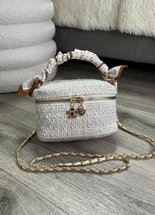 Ніжна молочна маленька сумочка з подовженим ремінцем