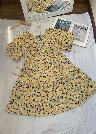 Платье желтого оттенка с цветочным принтом