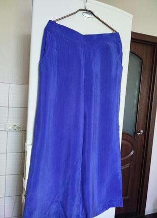 Палаццо василькового цвета.