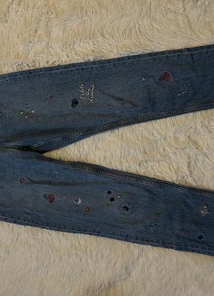 Джинсы с нашивками