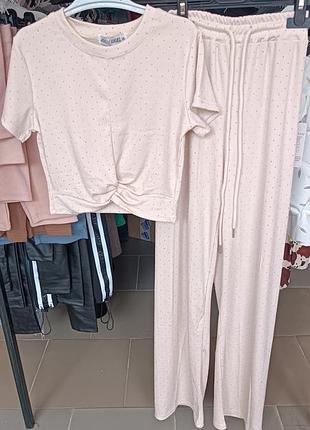 Неймовірно красивий костюм в рубчик