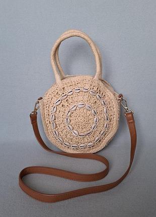 Красивая плетеная круглая сумка с ракушками фирмы topshop