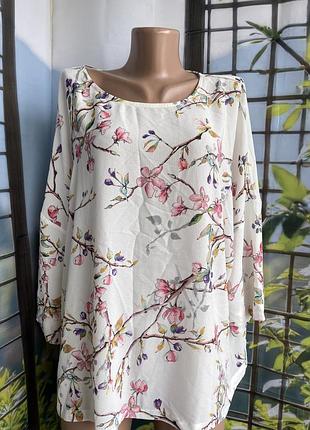 Футболка у квітковий принт