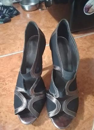 Туфли на резинках.