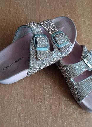 Фирменные шлепки tahari