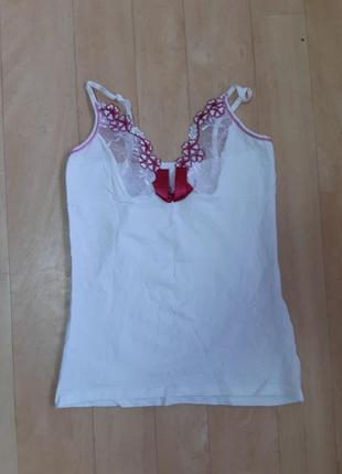 Белая майка с полупрозрачным лифом