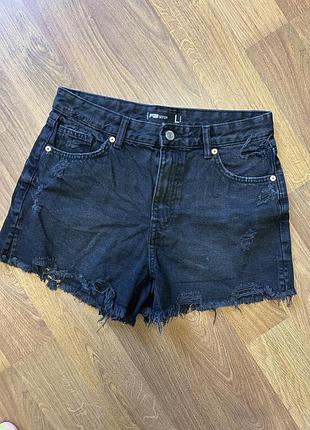 Трендовые черные шорты рваные