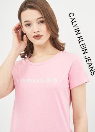 Коттоновая футболка топ бренда calvin klein пудровый принт. u9 10. eur 38