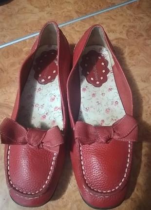 Туфли красные.