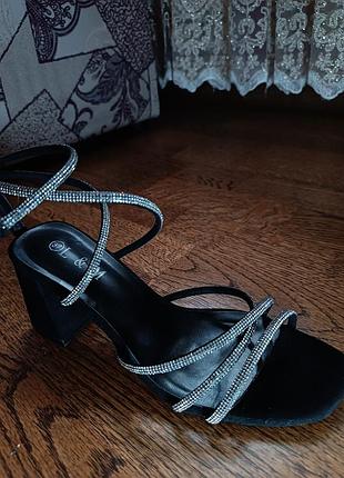 Туфли черные на ремешке со стразами l&amp;m