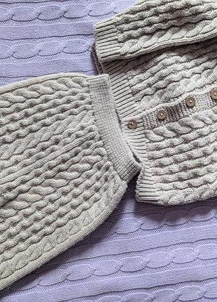 Вязаный тепленький 
 костюмчик на малыша 3 -6 месяца бежевого цвета
состояние отличное