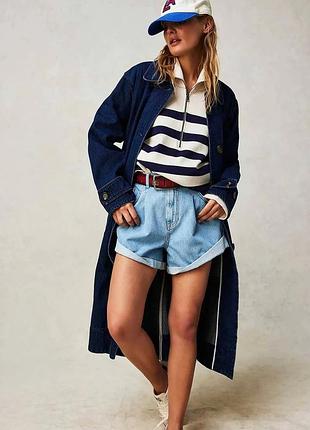 Голубые джинсовые шорты с поясом