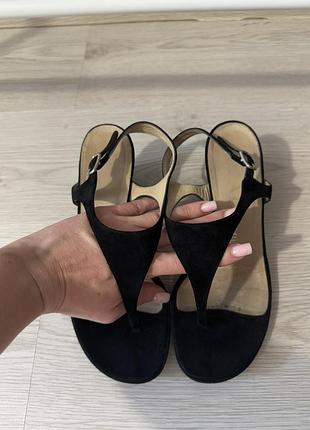 Чорні замшеві босоніжки prada через палець