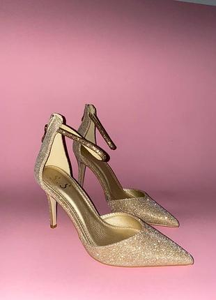 Золоті туфлі на каблуку золотисті туфлі на шпильці блискучі туфлі на підборах базові туфлі