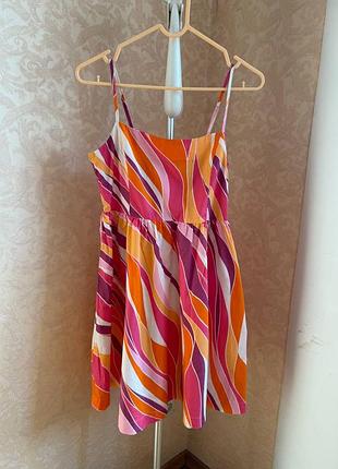 Яскраве літнє плаття на бретелях з принтом