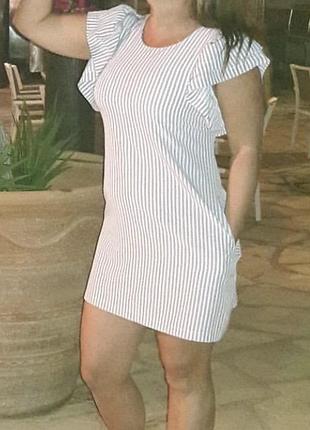 Сукня дуже гарна та приємна до тіла, з кишенями.