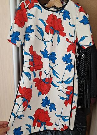 Яскрава сукня в маки