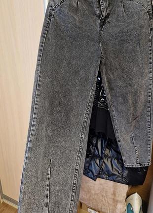 Серые джинсы мом