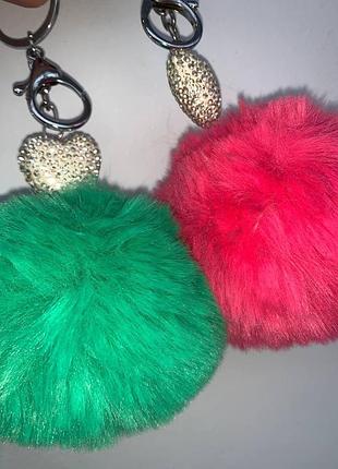 Жіночий брелок пухнастий бубон з серцем і стразами