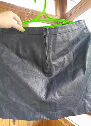 Юбка под кожу, выглядит как дермантин, плотная, короткая, темная женская m-l, демисезон suisess