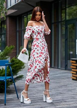 Платье софт в цветочном принте с разрезом на ноге и шнуровкой на спине