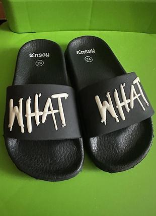 Чорні шльпанці, капці