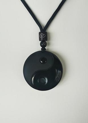 Кулон - амулет "инь - янь" из камня  обсидиан