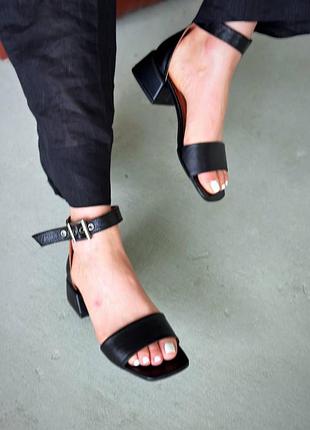 Босоніжки чорні