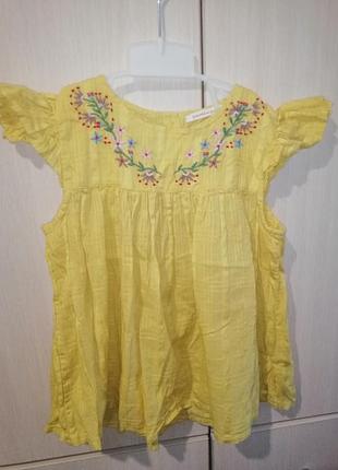 Желтая блуза с вышивкой